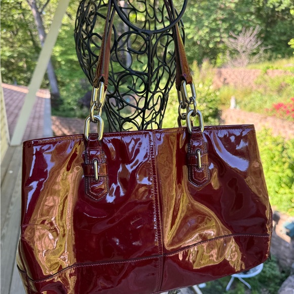 👜 Coach Patent Leather Gallery Tote – Deep Cherry Red 🍒 - Picture 5 of 9
